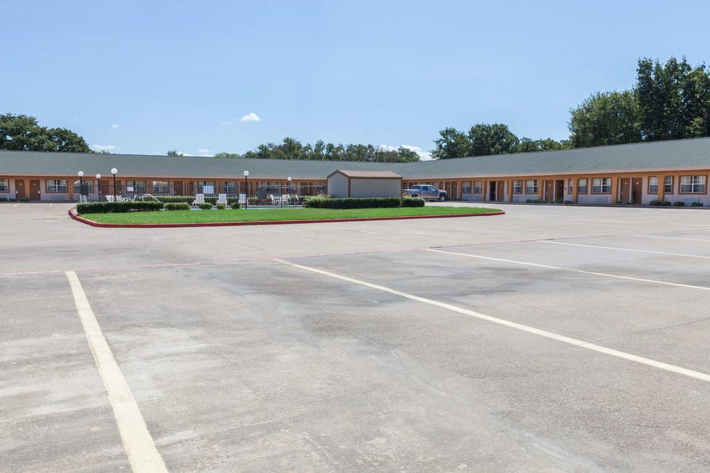 Days Inn Gun Barrel City Kültér fotó