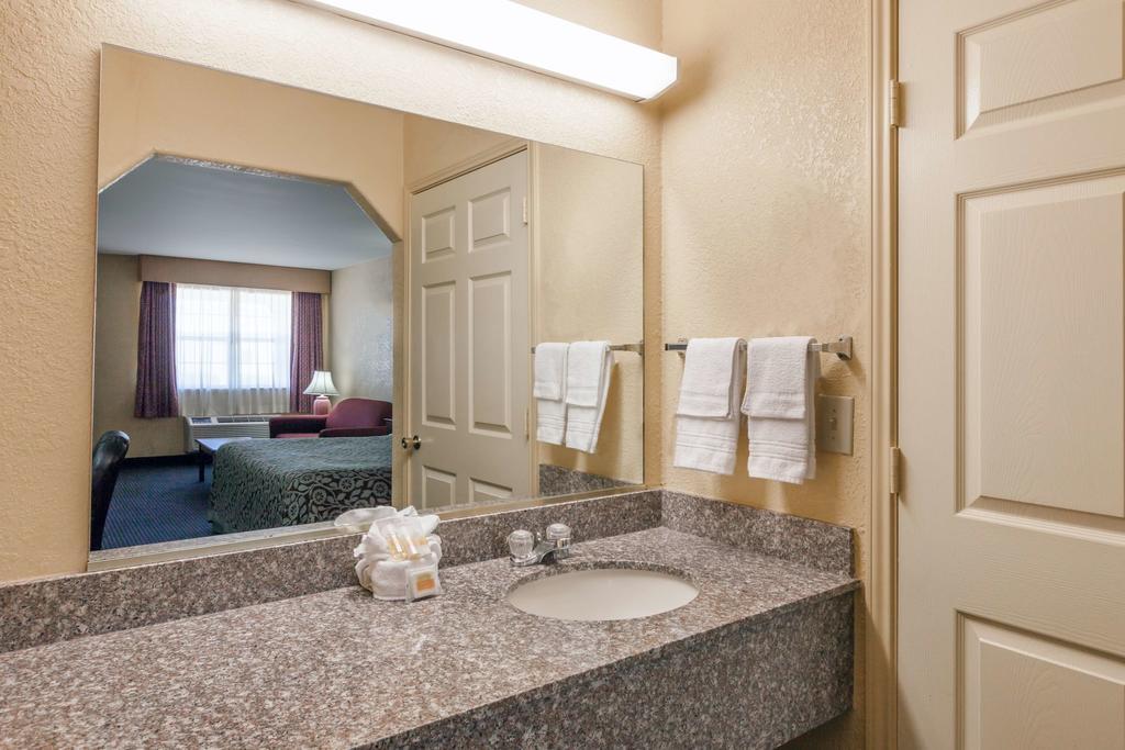Days Inn Gun Barrel City Kültér fotó